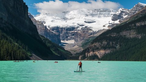 Banff National Park, Alberta, Canada, zoom out timelapse view of people canoeing and kayaking on famous Lake Louise during summer.  Vídeo Stock