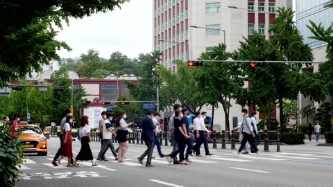 Seoul Business People Crosswalk (Translation: Seoul is the Main Character)