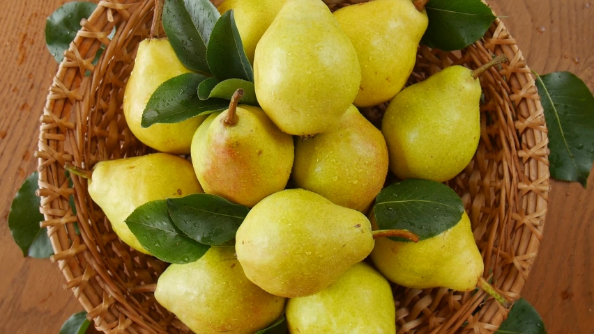 Ripe pears in a basket. Royalty-Free Stock Footage #1058610232