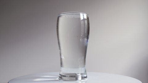 Glass of water draining itself, can be reversed for a glass filling without intervention. 