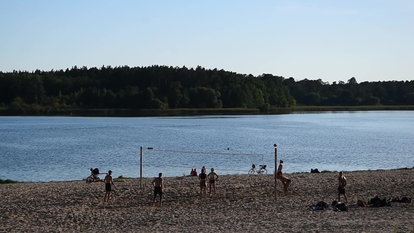 Active Friends Playing Beach Volleyball の動画素材 ロイヤリティフリー Shutterstock