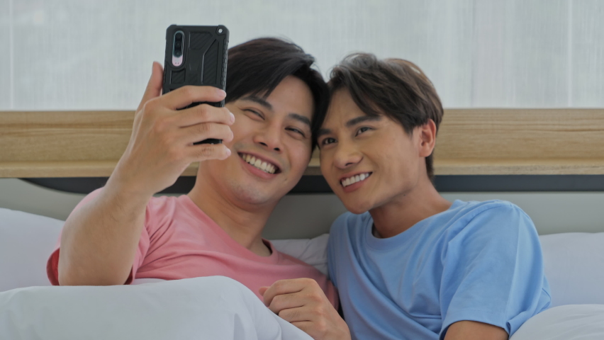 Video Stok young gay couple selfie take photo (100% Tanpa Royalti) 10589709...