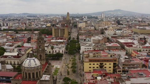 Drone view, north to south, of the Fray Antonio Alcalde avenue, with the Guadalajara metropolitan cathedral.