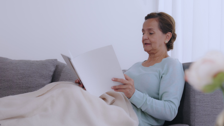 Наслаждение книгой. Книга как растёт женщина. Картинка девушка с книгой рисунок. She enjoys reading. Девочка читает маленькому брату.