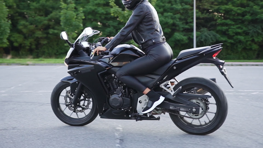 Motorradfahrerin sexy 
