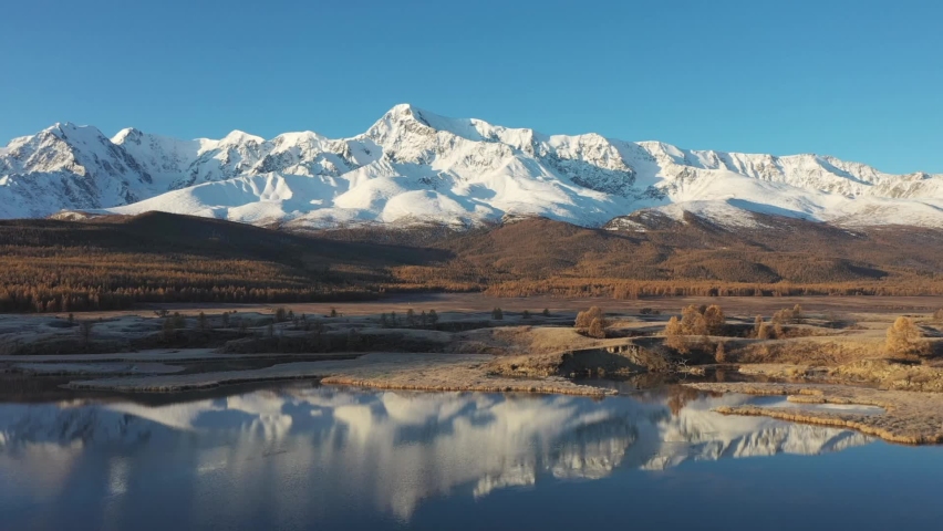 Stunning autumn natural scenery, Russia's most popular travel destination. The snow-capped mountains, lakes, grasslands and forests of the Altai Mountains. Royalty-Free Stock Footage #1059527645