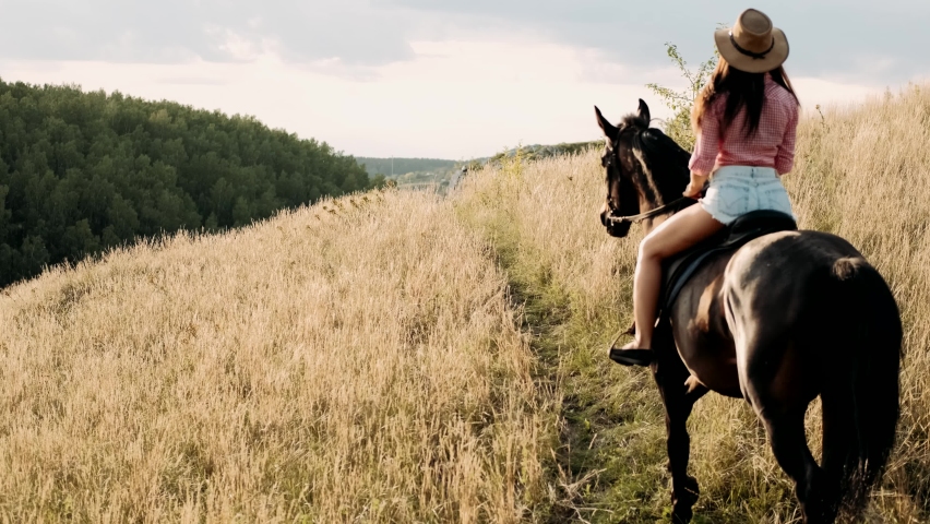 Girl riding guy. Riding девушка. Девушки наездница вид сзади. Девушка наездница кончает. Самая красивая девушка наездница видео.