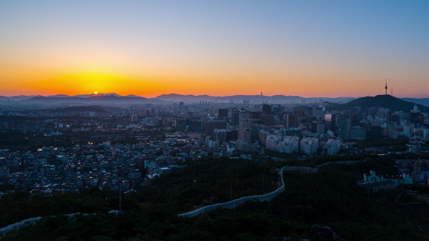 Panning Time lapse Landscape of Seoul South Korea in the morning and the golden sun shines on the city. Royalty-Free Stock Footage #1059998543