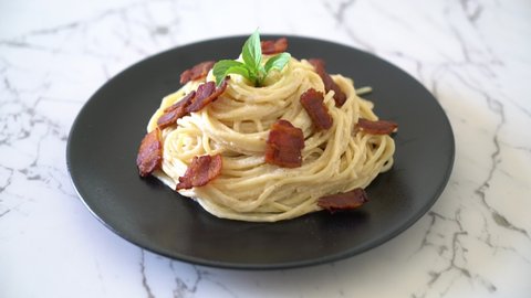 spaghetti cream cheese with bacon