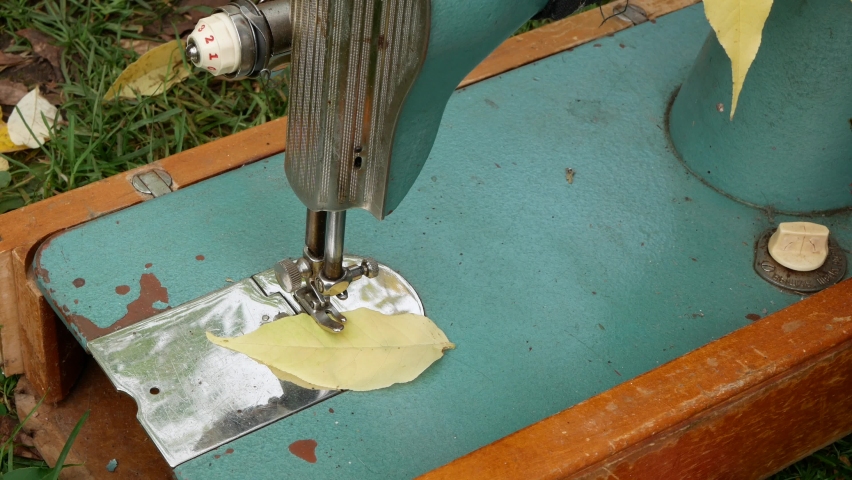 Old broken sewing machine is working without needle