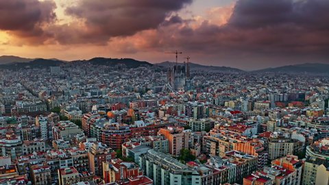 BARCELONA, SPAIN - LUNE 2020: Sagrada Familia cathedral and Barcelona cityscape in Spain