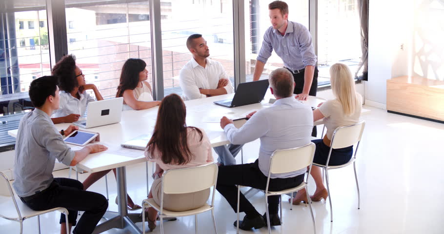 Воркшоп пипл. Meeting Room with people. Top down view of open Plan Business meeting. Model of leading meeting. Definition of flexible work Arrangements.