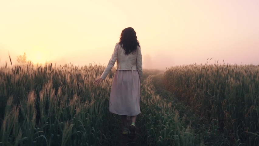 A person looking at the sky. Человек в поле. Fields on. Walk in the fields. Женщина камера внизу травы.