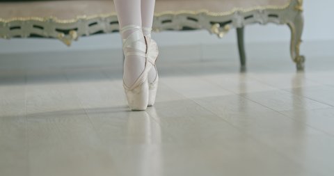 Beautiful ballerina legs in professional pointe ballet shoes. Stockvideó