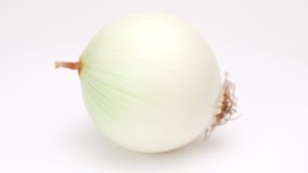 A video of one peeled onion being rotated in a tilted state. Angle from an angle by pulling.