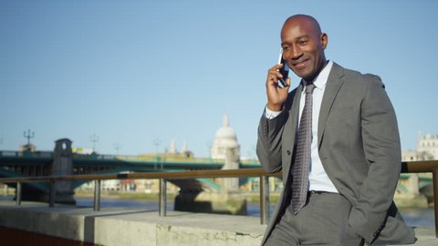 4K Portrait of cheerful Businessman on mobile phone in the city स्टॉक वीडियो