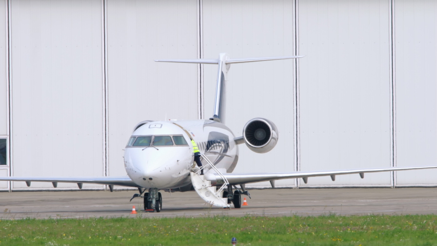 Джет казань. Ювт аэро самолет казань. Аэро джет 200. Джет казань. Crj-200 ювт.