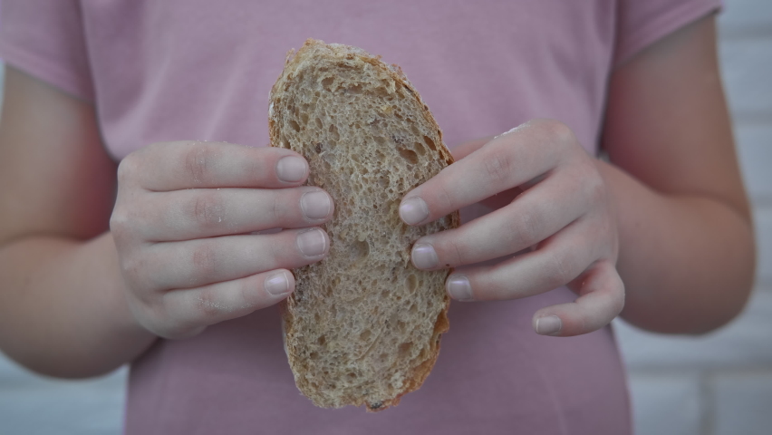 Хлеб. Hand bread. Руки держат хлеб. Кусок хлеба. Греть хлеб.