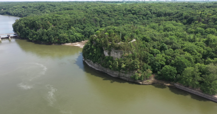 Illinois River and dam at Starved Rock State Park.