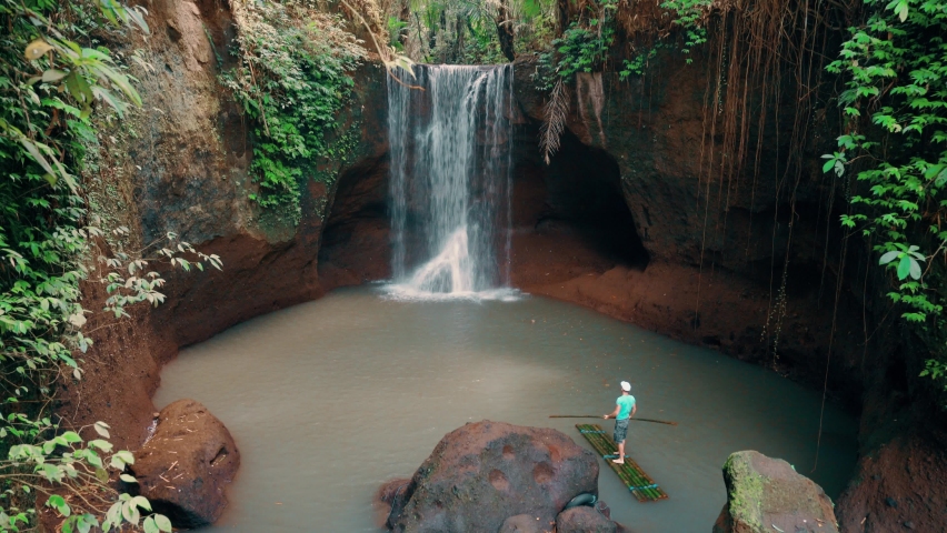 La Madre Asiatica Felice E La Figlia Adolescente Amano Vedere Il Bellissimo  Paesaggio Della Foresta Tropicale Con Il Flusso D'acqu Stock Footage -  Video di famiglia, lussare: 236629790