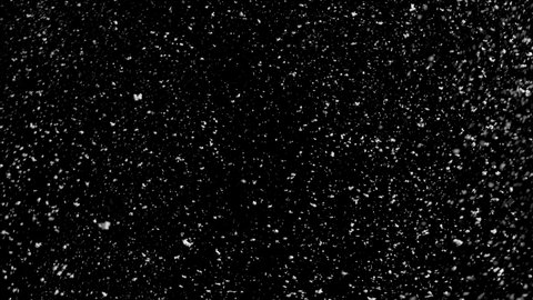 4kの黒い背景に雪 降る雪 合成 モーショングラフィック 大雪と小雪の雪片 分離型降る雪 アルファ エテリアル 強烈な 嵐に使用 の動画素材 ロイヤリティフリー Shutterstock