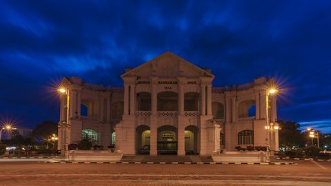 IPOH PERAK - 09 OCT 2020 : Time Lapse Of Majestic Townhall,Ipoh City,Malaysia.Busy Street At Dawn.