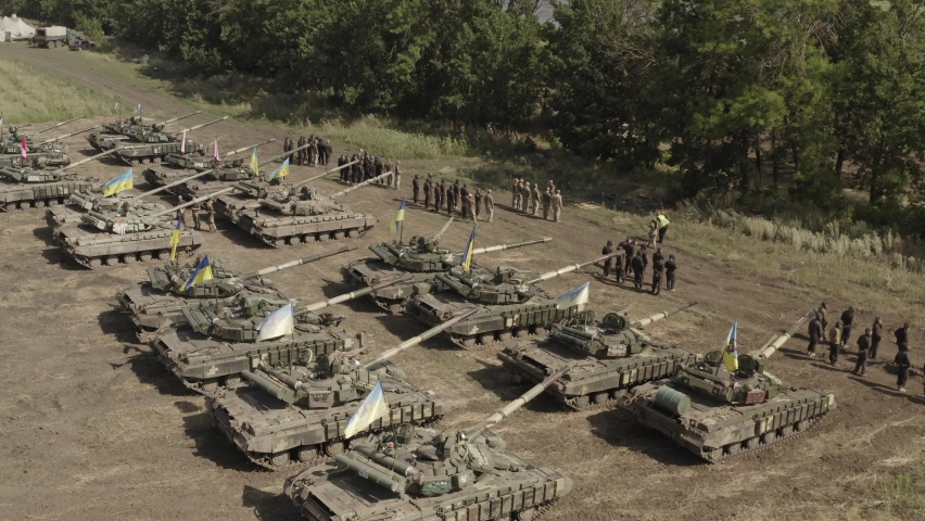 Epic shot of tanks driving while assaulting the target and exercise war battle tanks forming and attacking, Aerial view of tanks riding in the desert sands dust while turret rotating in drive tank. 4к