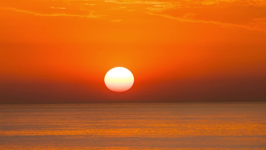 Timelapse - the sun comes over the horizon on the background of the ocean. Royalty-Free Stock Footage #1062468514