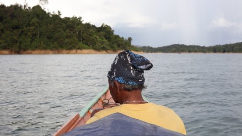Traditional man Longboat Ride at the Batang Ai National Park 28-11-2019
