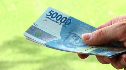 Indonesian Currency called Rupiah, Counting and shifting banknotes