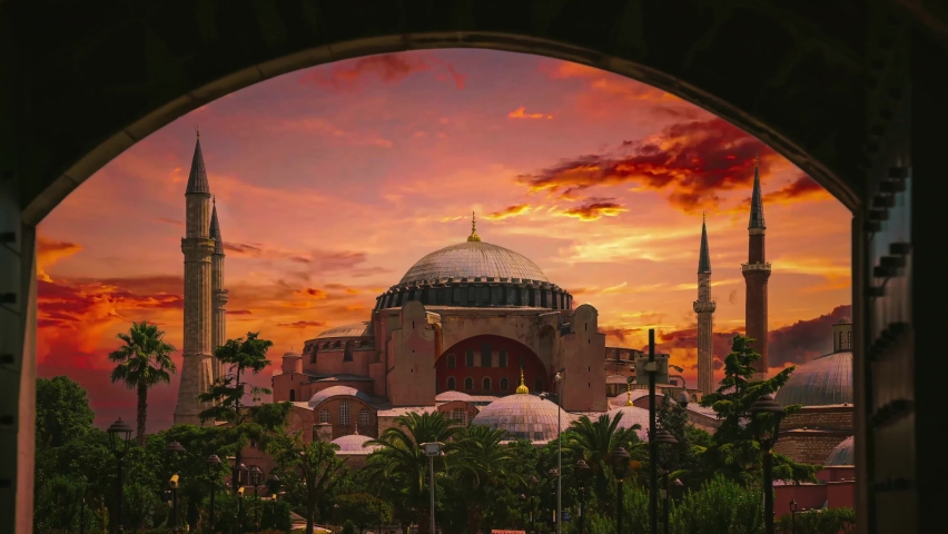 4K UHD Cinemagraph / seamless video time-lapse loop of the UNESCO heritage site Hagia Sophia, famous for its architecture from Roman times, now converted back to a mosque during a golden sunset. Royalty-Free Stock Footage #1062843064