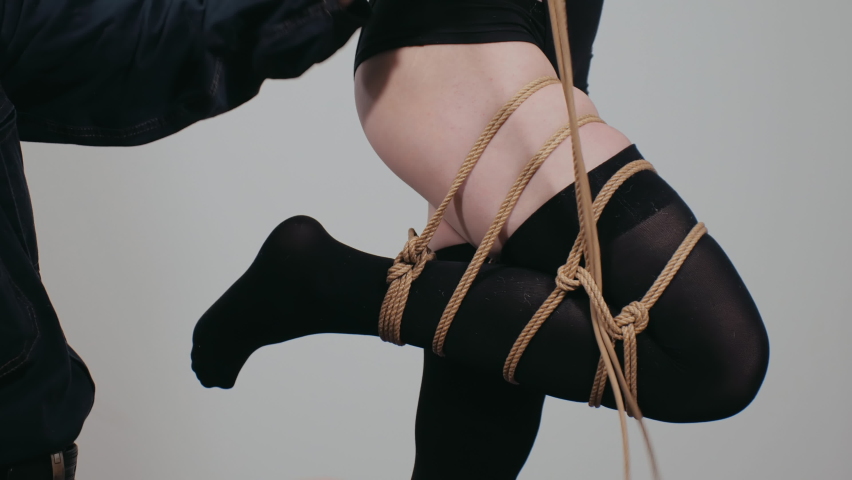 close rope harness part body woman's: стоковое видео (без лицензионных...