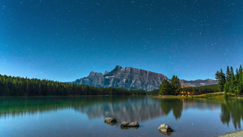 Beautiful Reflective lake scenic landscape in Banff National Park ...