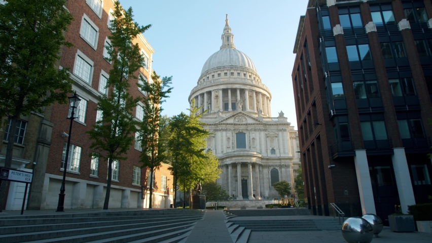 Lockdown in London, slow motion gimbal reveal of a golden hour sunrise on the stunning St Pauls Cathedral, during 2020's Coronavirus pandemic. Royalty-Free Stock Footage #1063609291