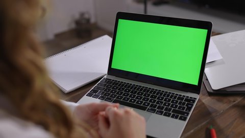 Laptop with green screen display close up shot - videoclip – Stockvideo