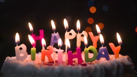 バースデーケーキにキャンドルが吹き消される 誕生日おめでとう の文字の形をしたキャンドルとケーキ スローモーのロウソクは 吹き消しによってゆっくりと消える の動画素材 ロイヤリティフリー Shutterstock