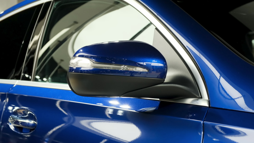Automatic folding of the rearview mirror on the car