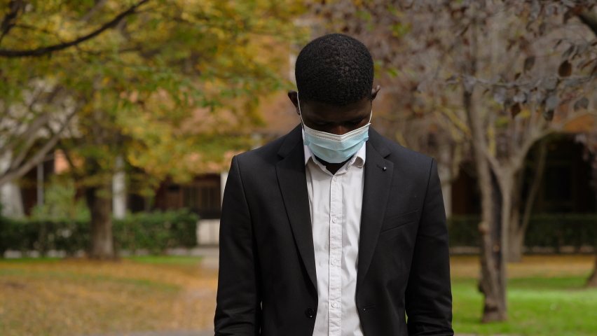 keep your distance - black man wearing mask shows the sign: #6ft