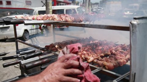 salvador, bahia, brazil - december 11, 2020: barbecue of chicken and pepperoni made on the street in the city of Salvador.  Vídeo Editorial Stock