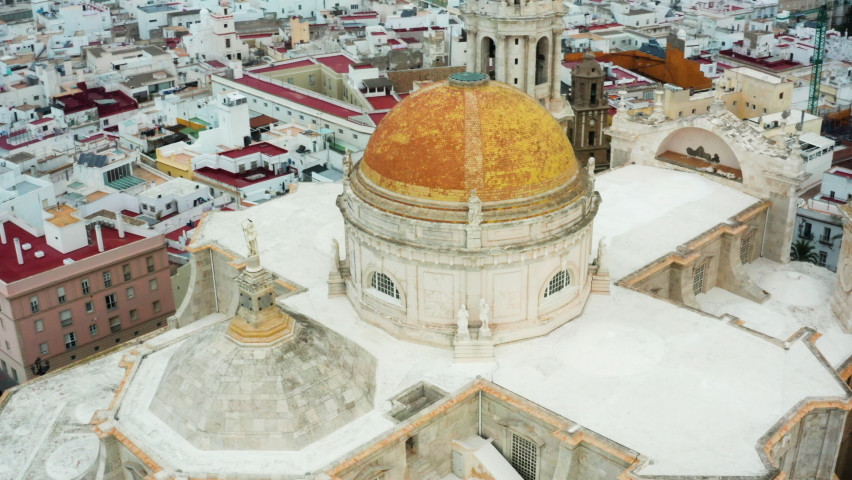 Aerial view over the 
Cádiz Cathedral