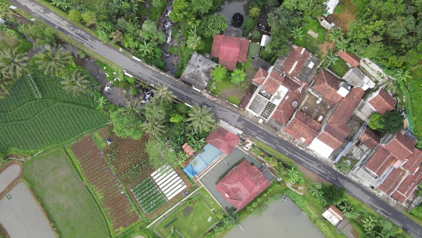 top down view of houses devided by a diagonal road