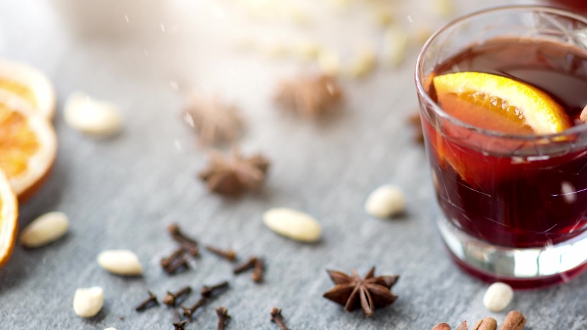 Nuts глинтвейн. Анис для глинтвейна. Глинтвейн с корицей и апельсином. Глинтвейн и пряники. Nuts глинтвейн.