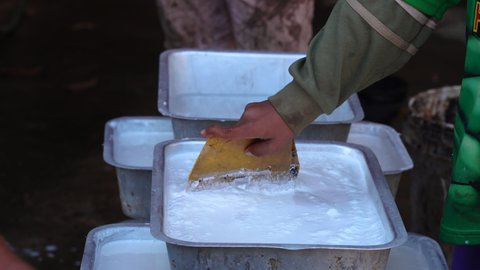Gardeners are processing rubber latex. To be a rubber sheet To be processed in the industry,full hd