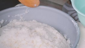 
Video of a woman making rice cakes at the end of the year.
Making rice cakes with an electric rice cake making machine