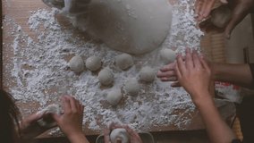 
Video of making rice cakes with family at the end of the year.
Video of rolling hot rice cakes