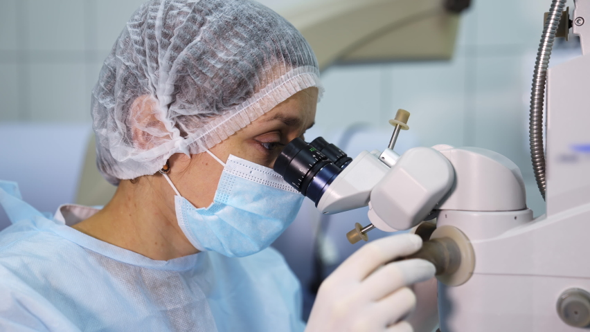 Female Surgeon Looking Into Operating 스톡 동영상 비디오(100% 로열티 프리) 1065711799 | Shutterstock