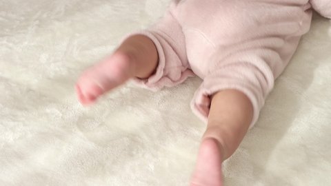 Baby's feet that move well (0 years old, 6 months old, girl, Japanese)