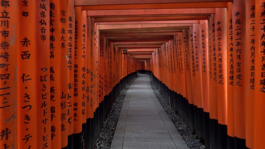 日本京都伏见稻荷神社的红色鸟居门库存照片 Shutterstock