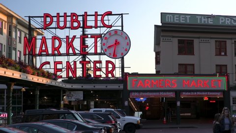 PANNING SHOT PIKE PLACE MARKET ENTRANCE, SEATTLE, WASHINGTON, USA – 29 JULY 2019 Evening clip of Pike Place Market, Seattle, Washington, USA