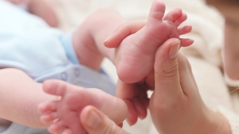 La Familia Bebe Manos Juntas Padre Video De Stock Totalmente Libre De Regalias Shutterstock